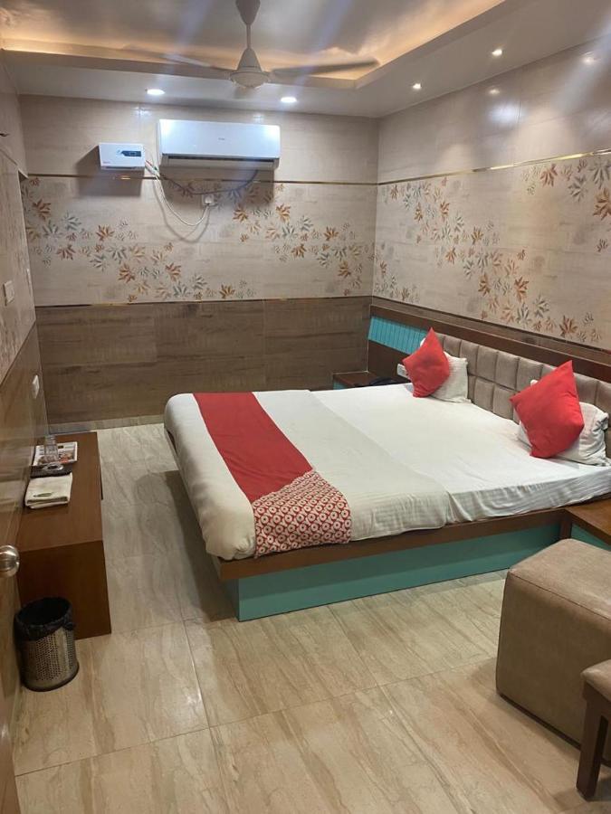 Hotel Raghupati Ayodhya Kültér fotó